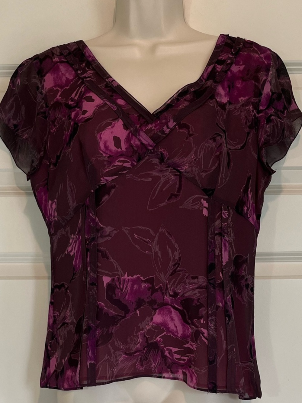 Ann Taylor Silk Floral V-Neck Blouse in Deep Plum Size Medium